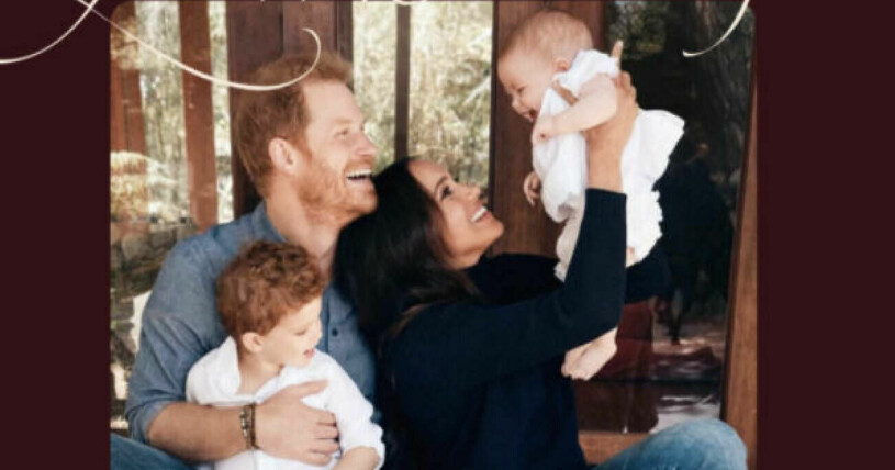På prinsfamiljens julkort fick vi se Lilibet för första gången. Prins Harry, Meghan Markle, Lilibet och Archie