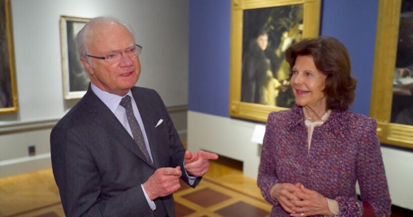 Kungen visar att prins Julian är "mycket mindre" än honom. Kung Carl Gustaf och drottning Silvia