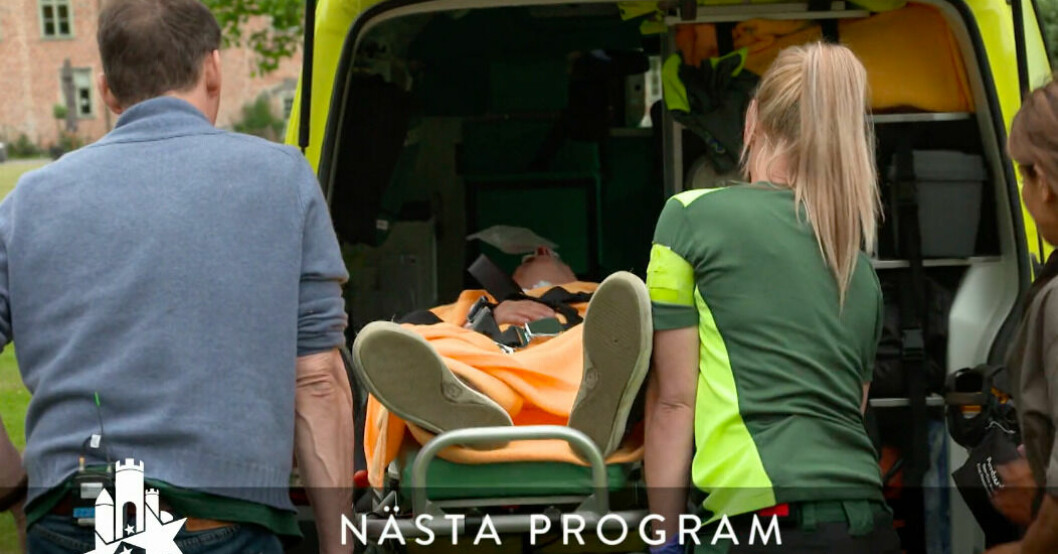Vi får även se hur Tareq Taylor förs bort med ambulans. Tareq Taylor