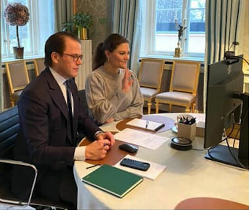 Hallå från Haga. Victoria och Daniel körde videomötet hemifrån matsalen. Prins Daniel Kronprinsessan Victoria har videomöte i matsalen på Haga slott
