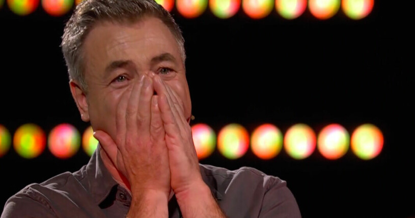 Tareq Taylor blir synligt känslosam när han inser att dottern Ellen är på scen. Tareq Taylor i "Secret song"