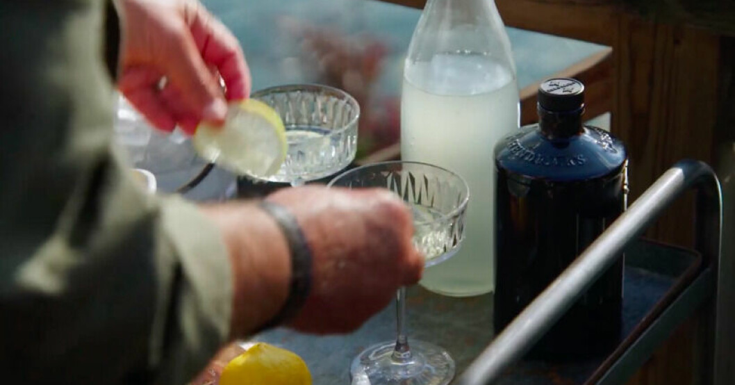 Här gör Tommy Körberg en drink i onsdagens avsnitt. Tommy Körberg