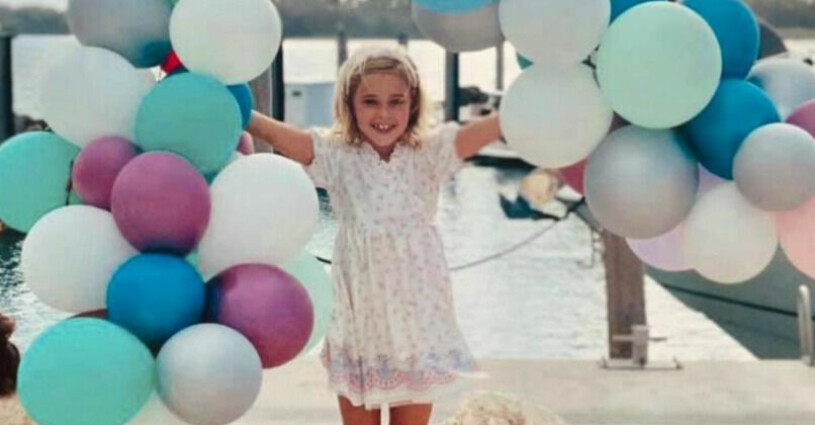 2021 års fina födelsedagsbild: Leonore på beachen i ett hav av ballonger. Prinsessan Leonore 7 år 2021