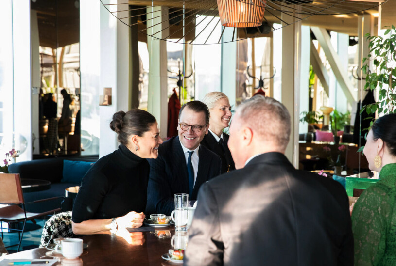 Kungligt finbesök på hotell Scandic Continental. Och det var härlig stämning över fruktsalladen! Kronprinsessan Victoria och prins Daniel möter Visita på Hotell Scandic Continental