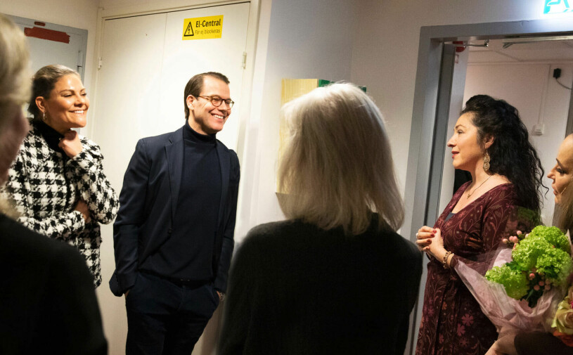 Victoria och Daniel backstage i går kväll. Kronprinsessan Victoria och prins Daniel backstage på Stockholms stadsteater, såg pjäsen Mammorna