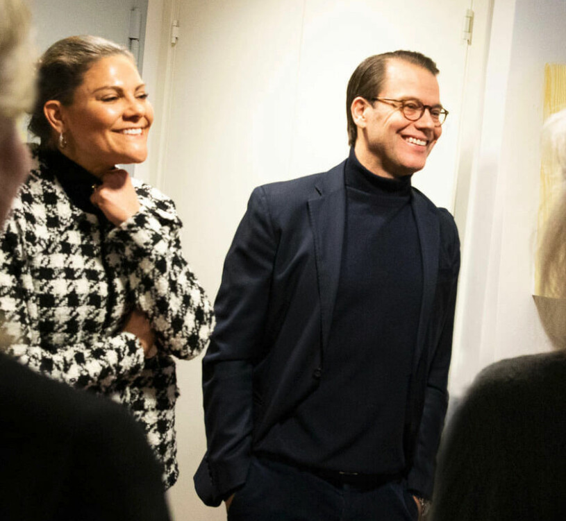 Kungafamiljens mesta glädjespridare just nu! Kronprinsessan Victoria och prins Daniel backstage på Stadsteatern i Stockholm, de såg pjäsen Mammorna