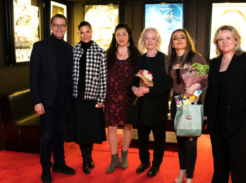 Kronprinsessan Victoria och prins Daniel på Stadsteatern i Stockholm med skådespelarna Gloria Tapia, Chatarina Larsson och Lo Kauppii samt teaterchefen Maria Sid