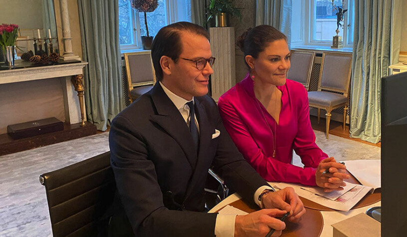 Jobb nummer två: Videomöte hemma i matsalen. Kronprinsessan Victoria och prins Daniel har videomöte i matsalen på Haga med Sveriges landshövdingar