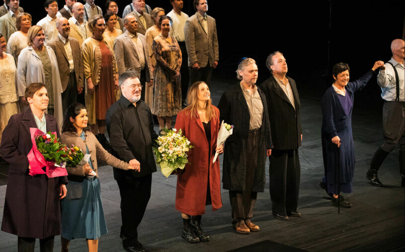 Mats Larsson Gothe har skrivit musiken och Stefan Larsson står för regin. Ava görs av Hanna Husáhr och Teo av hovsångaren Karl-Magnus Fredriksson. Ensemblen bakom operan Löftet på Kungliga Operan