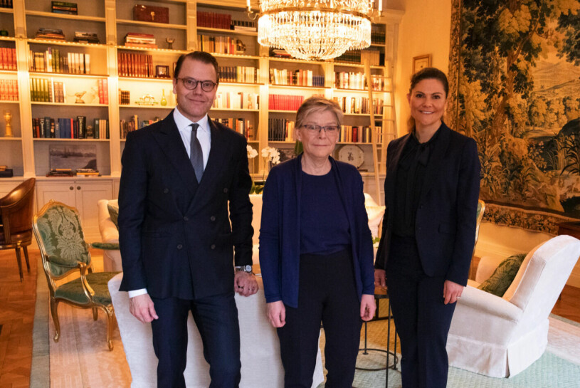 Kronprinsessparet hälsade välkommen i ett av sina vardagsrum – det som brukar kallas biblioteket. Kronprinsessan Victoria och Prins Daniel med Gudrun Persson från FOI