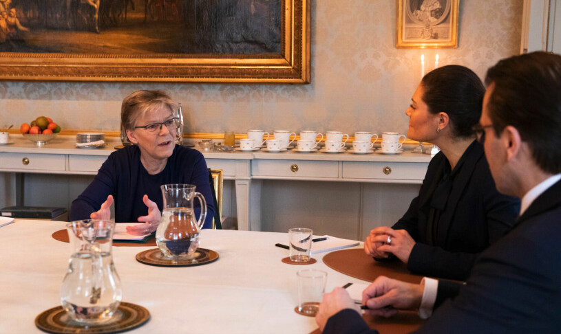 Ljusen var tända och kaffekopparna redo. Kronprinsessan Victoria och Prins Daniel med Gudrun Persson från FOI