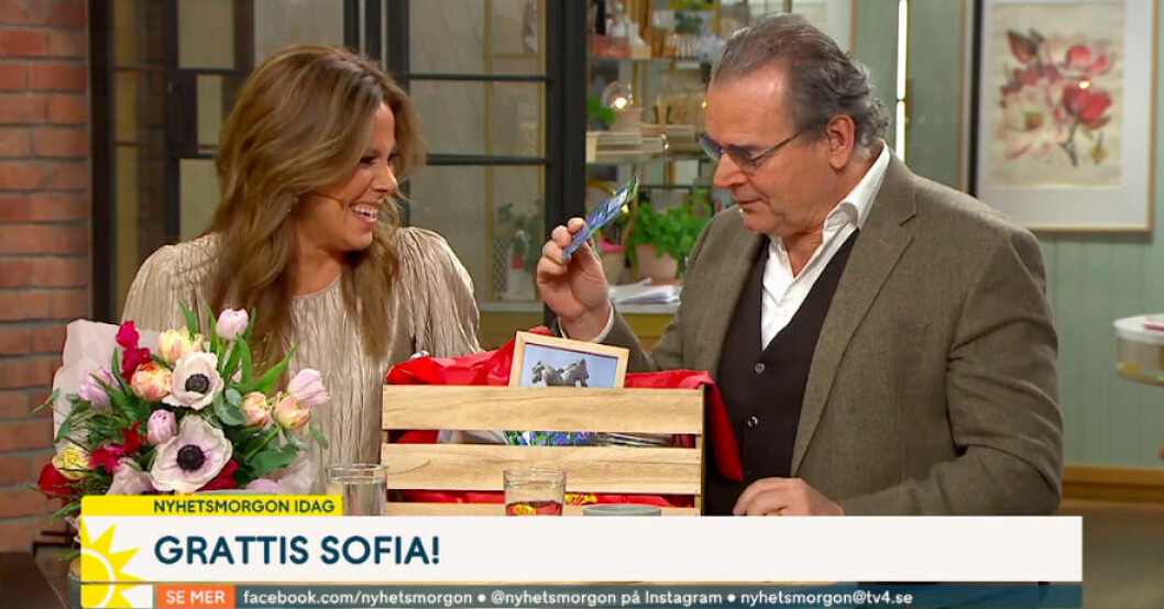 Här överraskas Sofia Geite med presenter från Steffo Törnquist och resten av Nyhetsmorgon-gänget. Sofia Geite och Steffo Törnquist i Nyhetsmorgon
