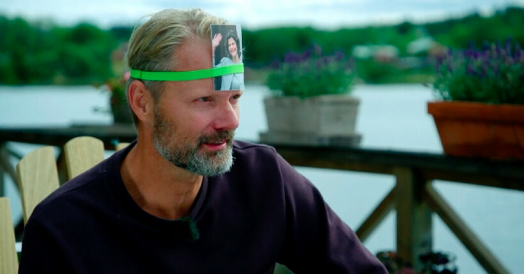 Felix Herngren försöker lista ut vem som sitter i hans panna, vilket är drottning Silvia! Felix Herngren i Renées brygga