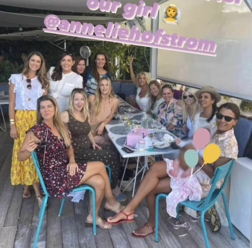 Camilla Olsson står bredvid Madeleine. Medan Victoria Silvstedt, Elin Nordegren och Barbara Becker sitter i soffan. Prinsessan Madeleine på möhippa i Miami, Florida