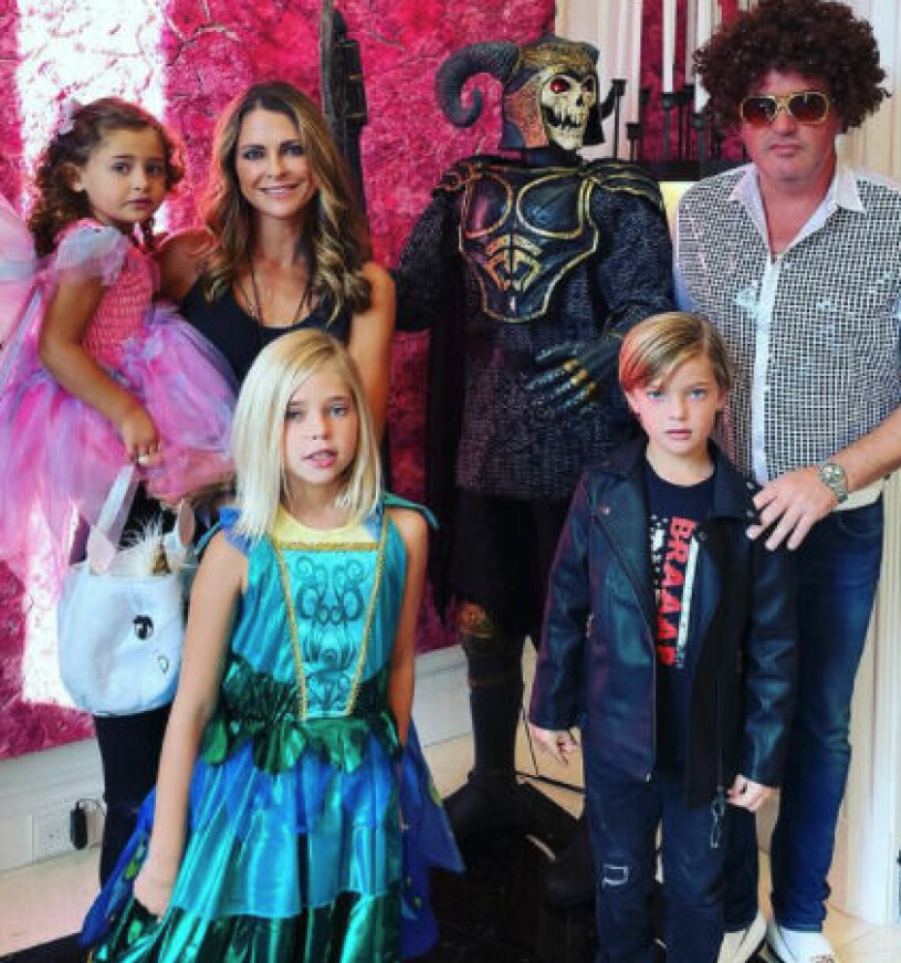 Prins Nicolas med hela familjen vid Halloweenfirandet i höstas. Prinsessan Madeleine med sin familj