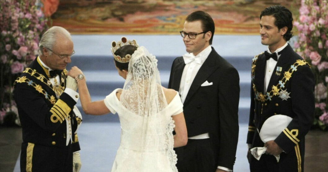 Här lämnar kungen över Victoria till Daniel. Kronprinsessan Victoria och prins Daniel