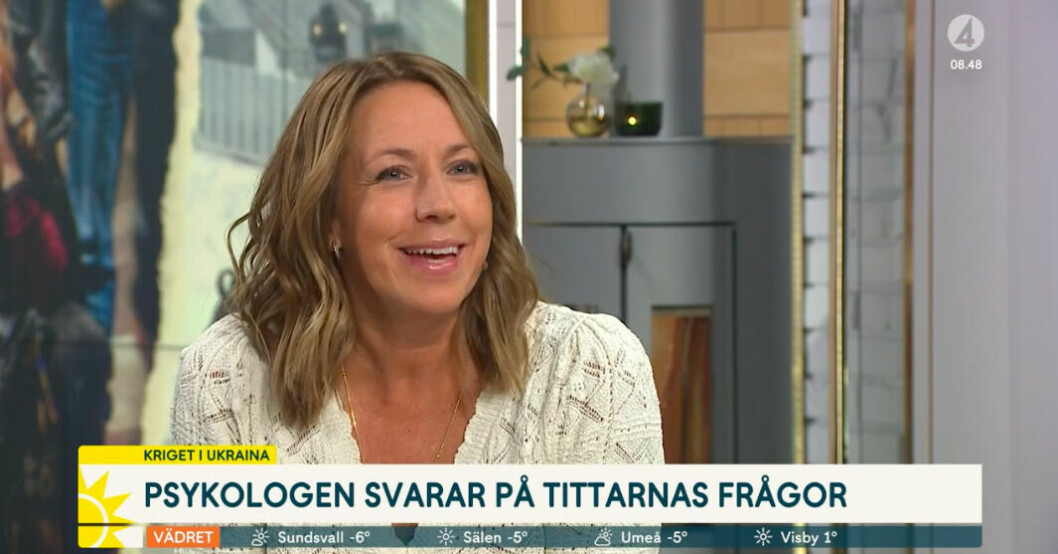Psykologen Anna Bennich ler efter att hon får hjälp av Sofia Geite att komma ihåg tittarens namn. Anna Bennich