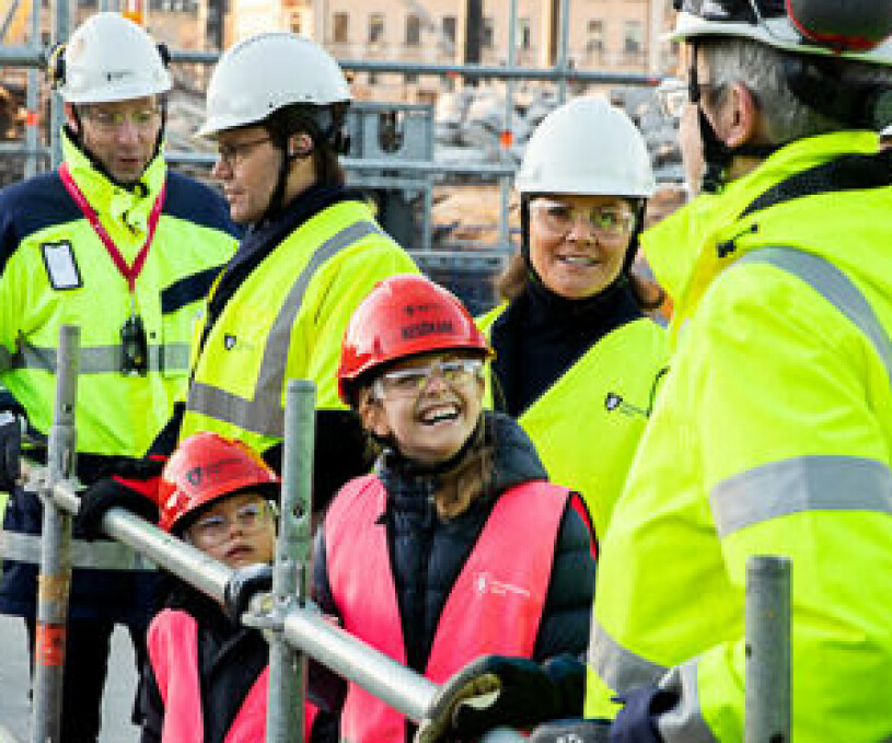 Kronprinsessan Victoria, mamma till prins Oscar, prinsessan Estelle – och till den nya slussen i Stockholm. Kronprinsessan Victoria, prins Oscar, prinsessan Estelle på nya slussen i Stockholm.