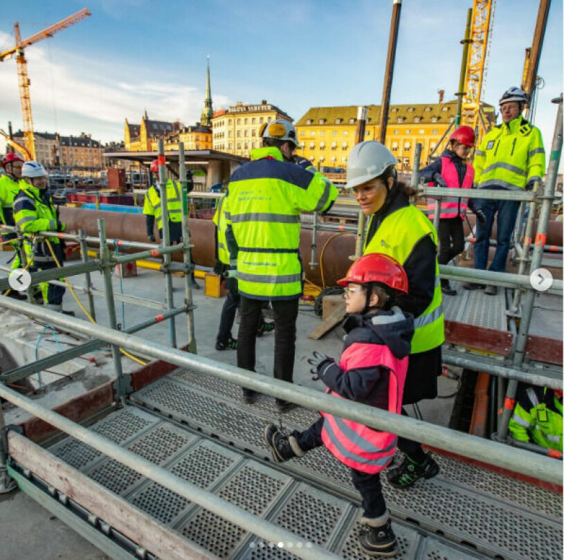 Kronprinsessan Victoria och prins Oscar tittar på den nya Slussen i Stockholm