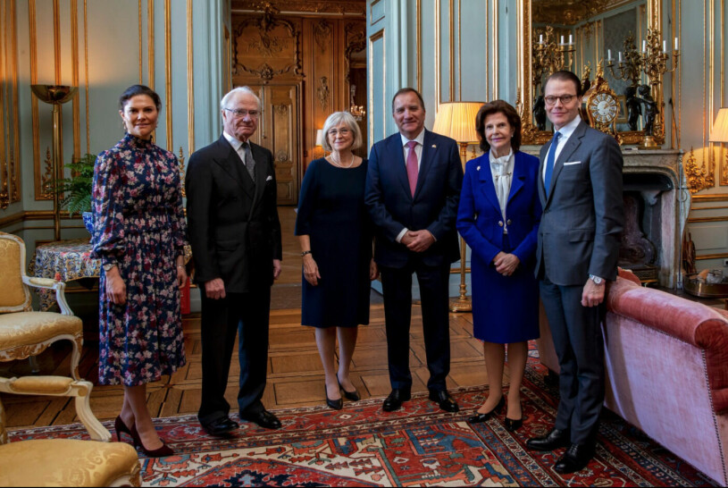 Kungaparet med sina gäster Stefan och Ulla Löfven. Med vid lunchen var även kronprinsessan Victoria och prins Daniel. Kungafamiljen på Kungliga slottet med Stefan och Ulla Löfven