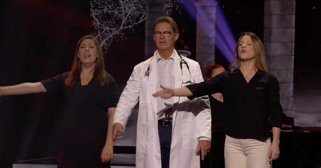 Mikael Sandström och döttrarna Malin (till vänster) och Amanda (till höger) överraskar Lotta Engberg i Secret Song Sverige. Malin Engberg, Mikael Sandström och Amanda Engberg