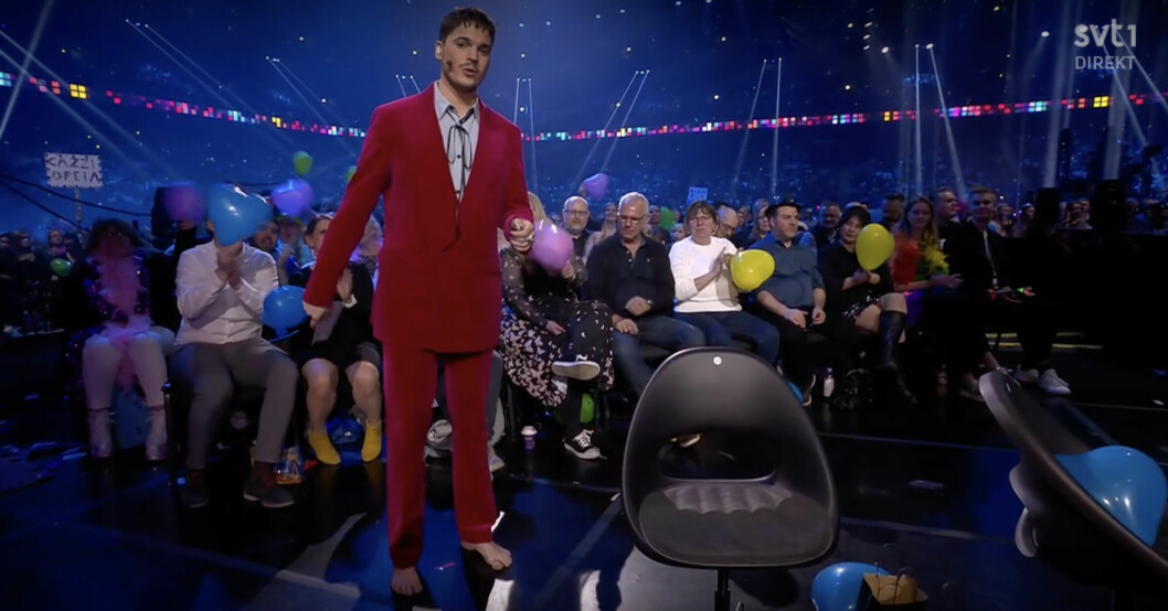Oscar tog av sig skorna!