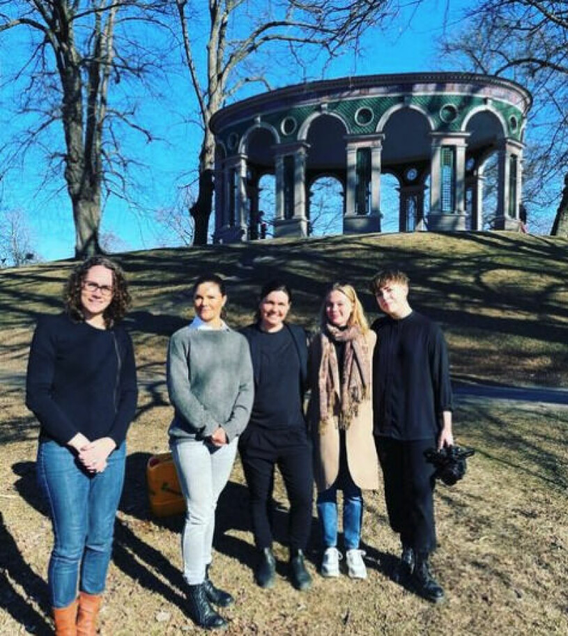 Gustav III:s Ekotempel, vilken perfekt plats för en kunglig helgdejt. Kronprinsessan Victoria i Hagaparken med WaterAid Swedens generalsekreterare Anna Nilsdotter och hennes medarbetare