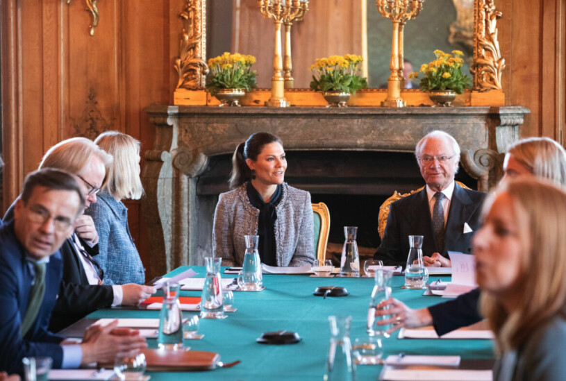 Djupt allvar på slottet tidigare i dag. Till vänster statsministern, försvarsministern och Ulf Kristersson (M), till höger Annie Lööf (C). Victoria och kungen vid Utrikesnämnden på Kungliga slottet