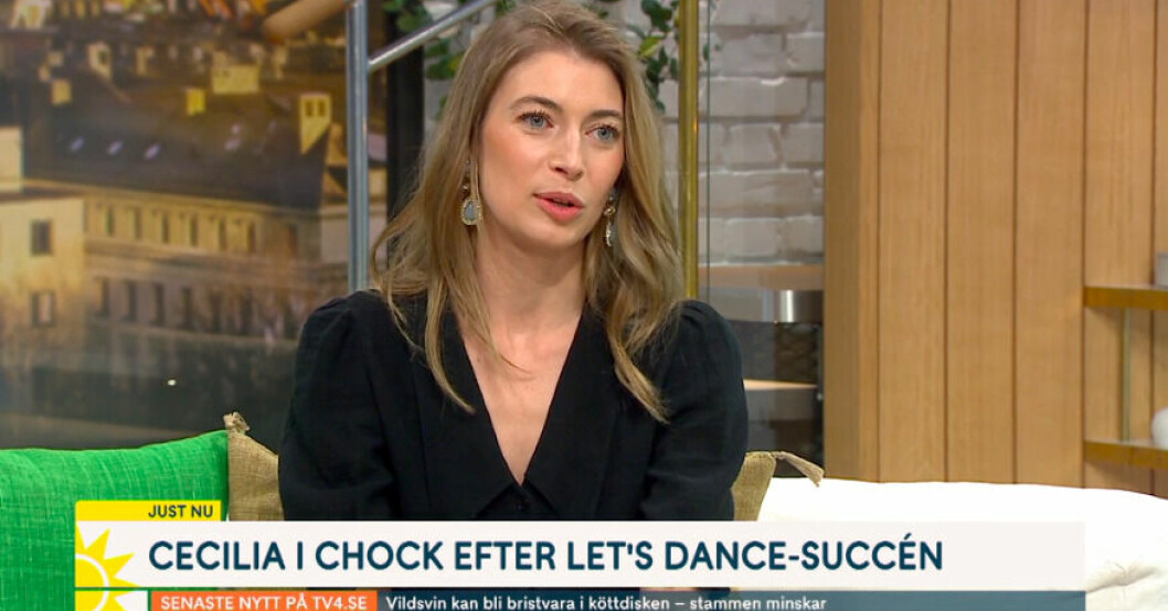 Cecilia Forss berättar om danspartnern Hugos förkylning i Nyhetsmorgon. Cecilia Forss
