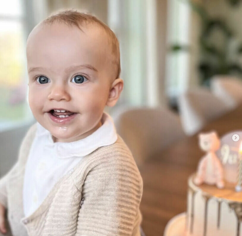 Prins Julian framför sin fina 1-årstårta. Prins Julian 1 år