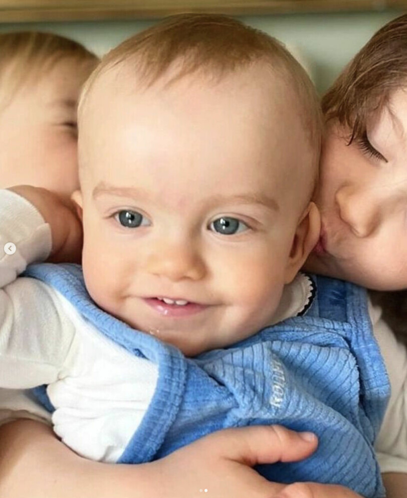 Den lilla prinsen med de stora blåa ögonen. Prins Julian med sina syskon på Sofias och Carl Philips nya bild. Prins Julian 1 år på ettårsdagen med sina syskon Gabriel och Alexander