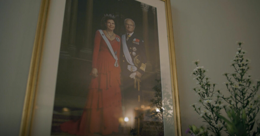 En bild på kungen och drottningen pryder väggen i svenska residenset i Rom. Tillsammans med Strömstedts