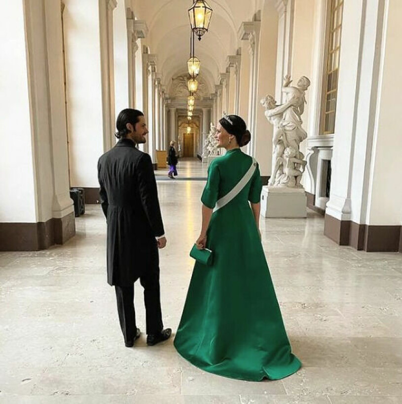 Sofia och Carl Philip i slottsvalvet, på väg upp till Prins Bertils våning, där kungafamiljen samlas. Prinsessan Sofia och prins Carl Philip