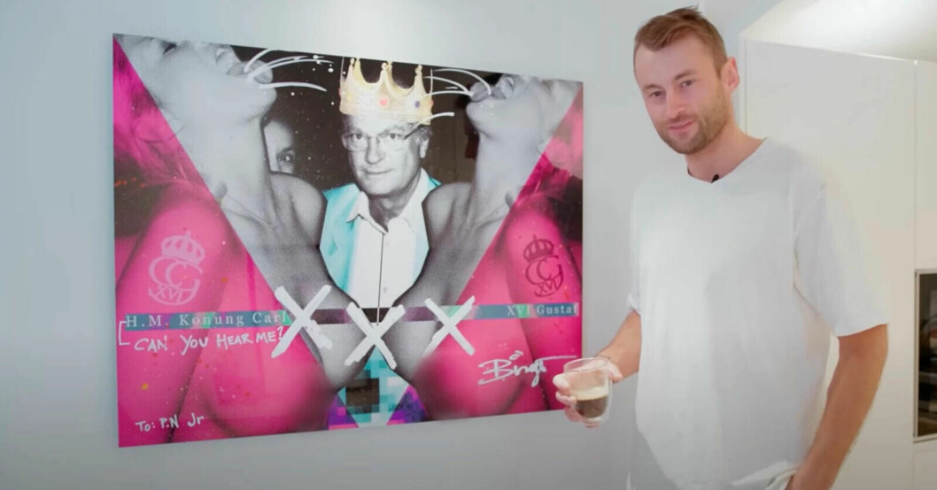 Petter Northug framför sin tavla på kungen. Petter Northug och kung Carl Gustaf