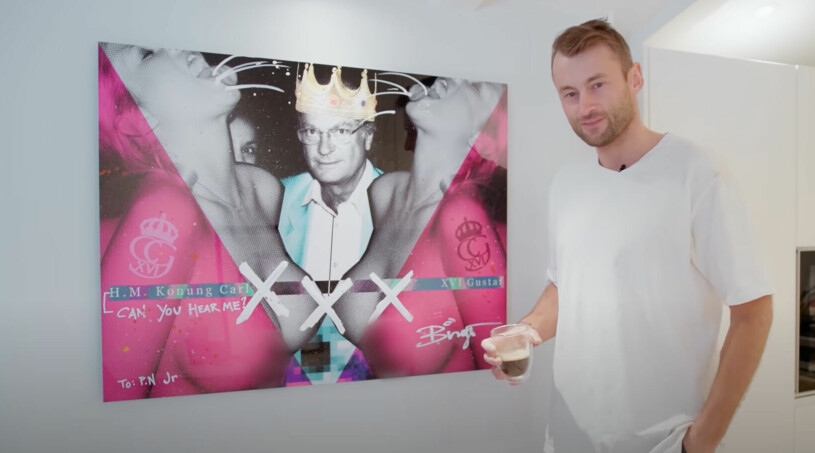 Petter Northug framför sin tavla på kungen. Foto: Youtube / Klarna drops by