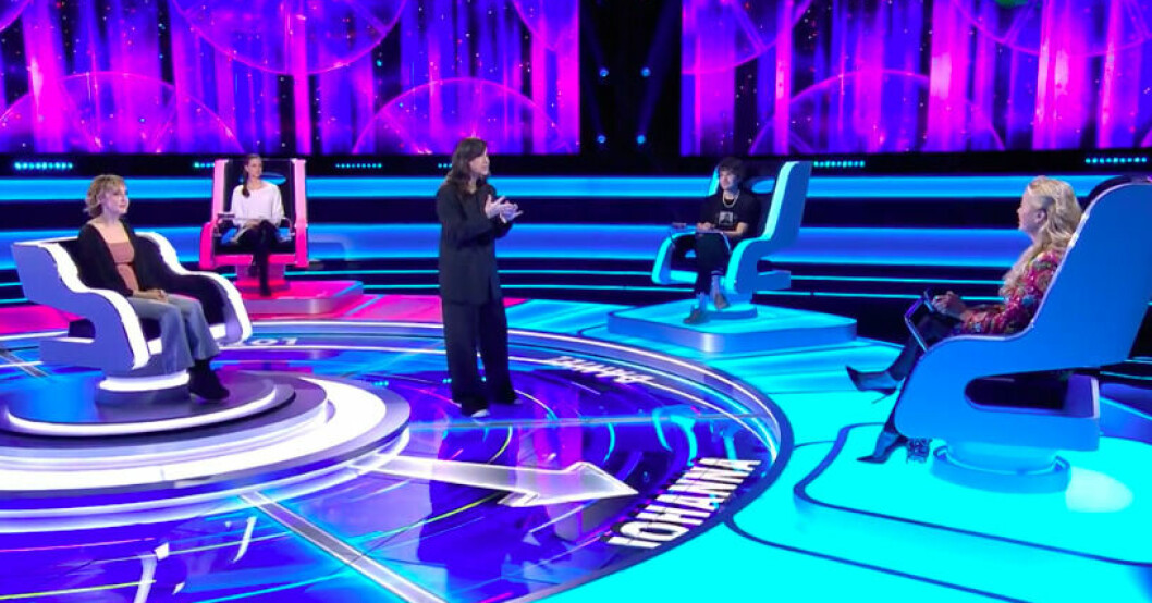 Petra Mede och Johanna Lind Bagge skämtar glatt i onsdagens Hjulet. Petra Mede och Johanna Lind Bagge i Hjulet
