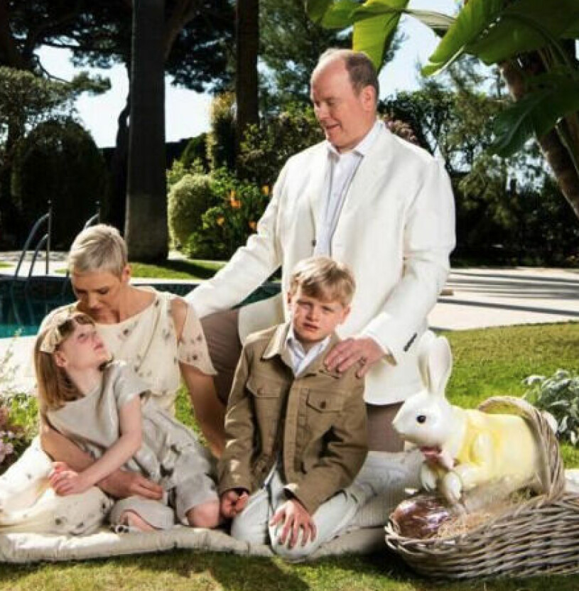 Den ”läskiga” påskharen. Är du för eller emot? Charlene och Albert med sina barn Gabriella och Jacques påsken 2022