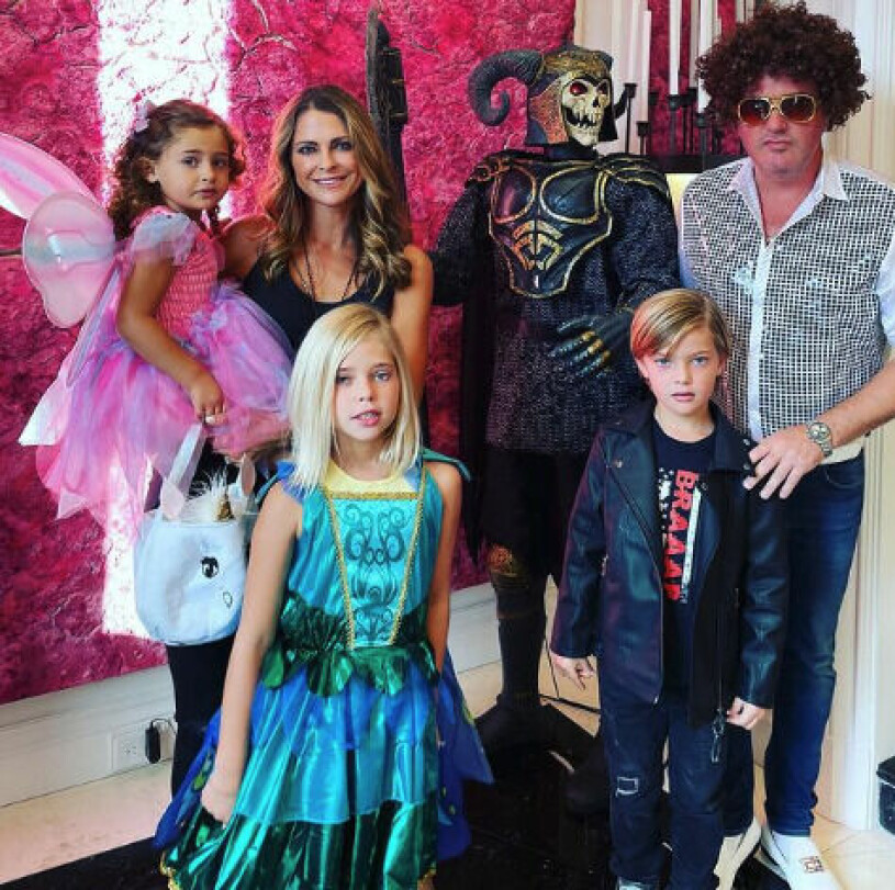 De verkar ha kul i familjen Bernadotte-O’Neill! Prinsessan Madeleine med familjen Halloween 2021 Chris O’Neill i peruk prinsessan Adrienne Prinsessan Leonore Prins Nicolas