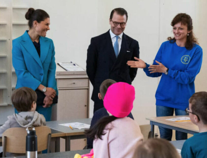 Kronprinsessparet på centret där flyktingbarnen får sin ”vanliga” ukrainska undervisning, men där de också får lära sig svenska. Kronprinsessan Victoria och prins Daniel möter barn som flytt från Ukraina