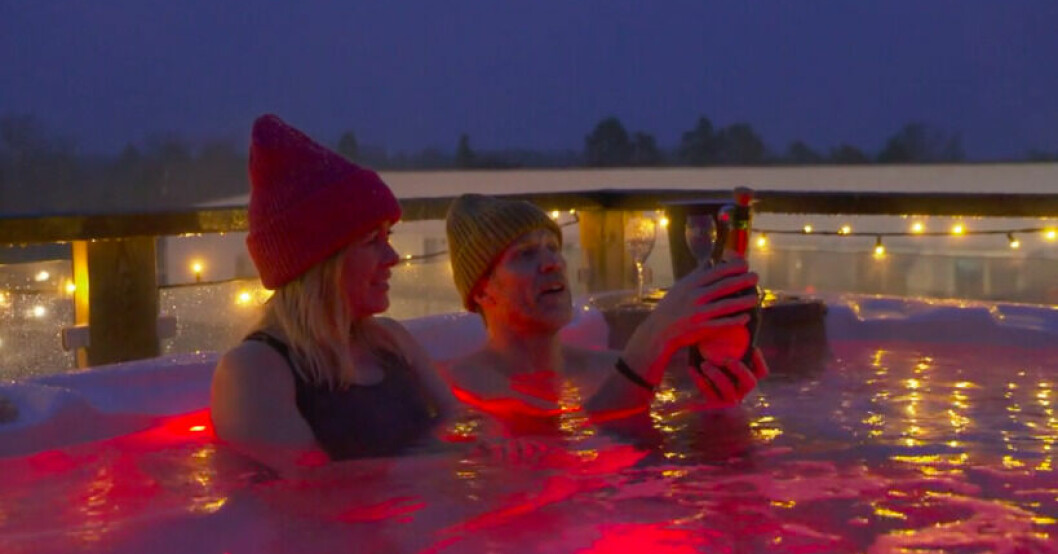 Till slut fick Christian Bauer sin vilja igenom – det blev bubbelpool med bubbel. Pernilla Wahlgren och Christian Beuer i Wahlgrens värld