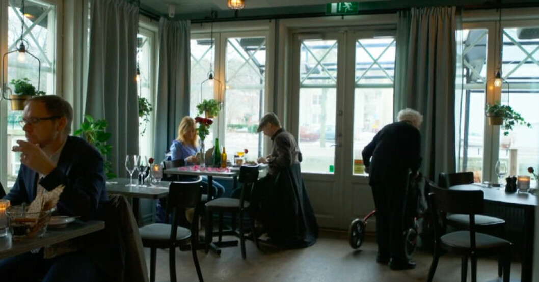 Pernilla Wahlgren uppvaktad – medan andra äter "affärslunch" som hon ser det. Pernilla Wahlgren i Wahlgrens värld