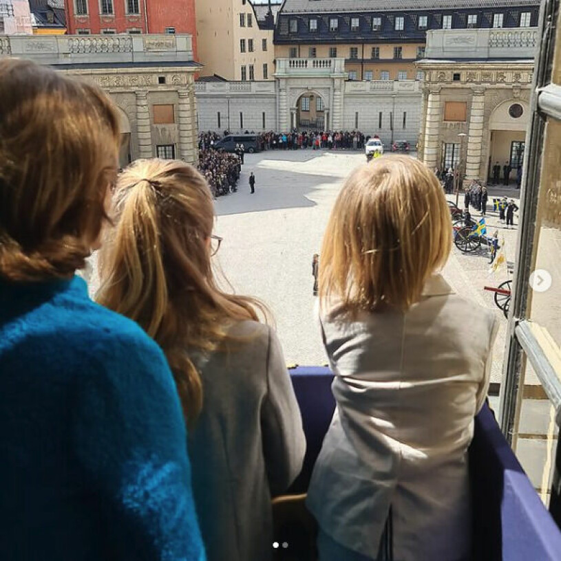 Sofia bjussar på en tjuvkik från slottsfönstret! Prinsessan Sofias privata bild från kungens firande