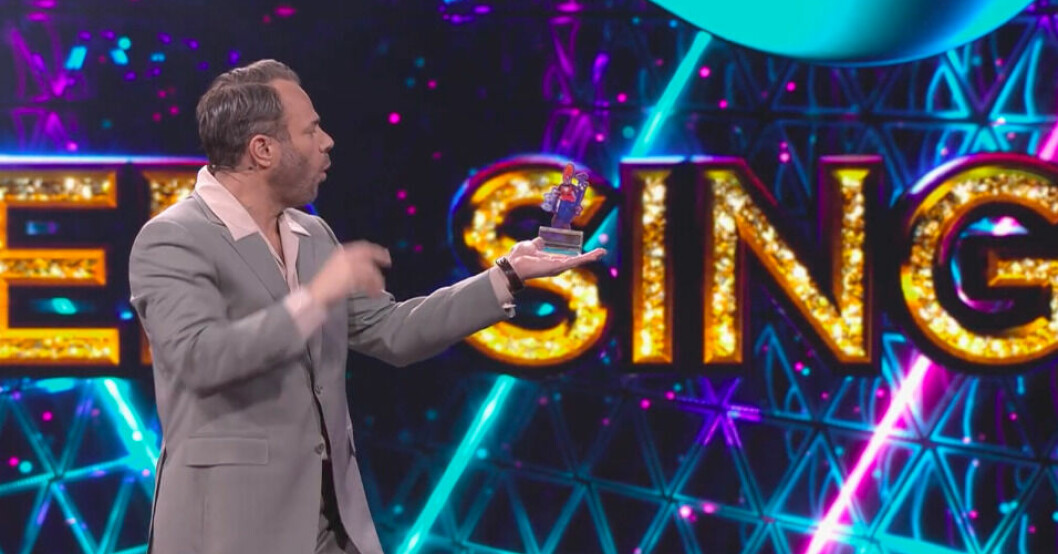 David Hellenius "trollar bort" statyetten i fredagens Masked Singer och skämtar samtidigt om Anders Öfvergård. David Hellenius