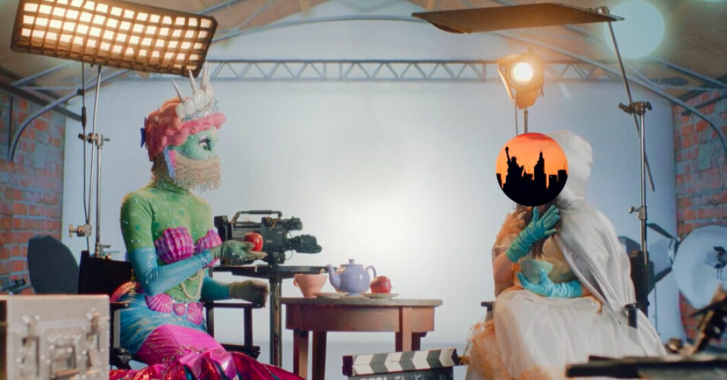 Ledtrådarna i Masked Singer får Felix Herngren att tro att vännen till höger är prinsessan Madeleine. Masked Singer Sverige