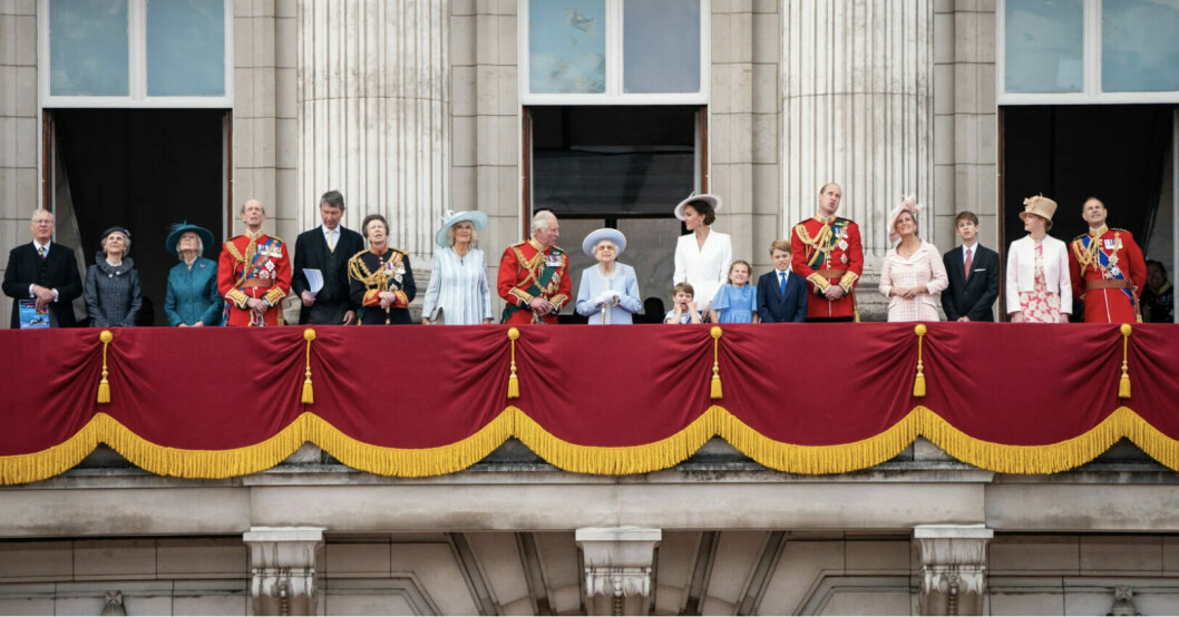 Drottning Elizabeth möter allmänheten från balkongen på slottet! Foto: TT
