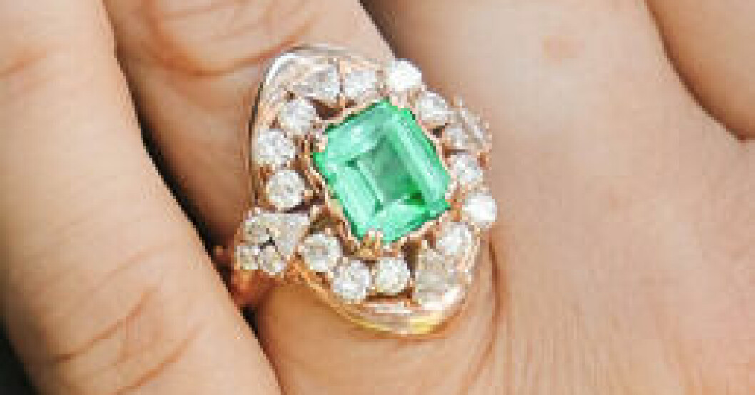 Vilken statement-ring! Och valet av sten ska vara en blinkning till Märtha Louises smaragdälskande mamma drottning Sonja. Prinsessan Märtha Louises förlovningsring skapad av juveldesignern Joy Sangalang Smith