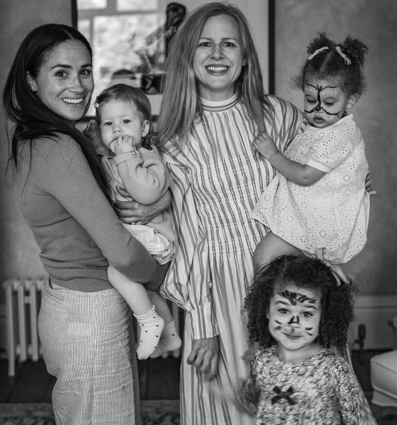 Meghans privata bild från Lilibets 1-årskalas. Till höger svenska Camilla Holmström med sina döttrar. Meghan Markle med Lilibet och Camilla Holmstroem Camilla Holmström med sina två barn