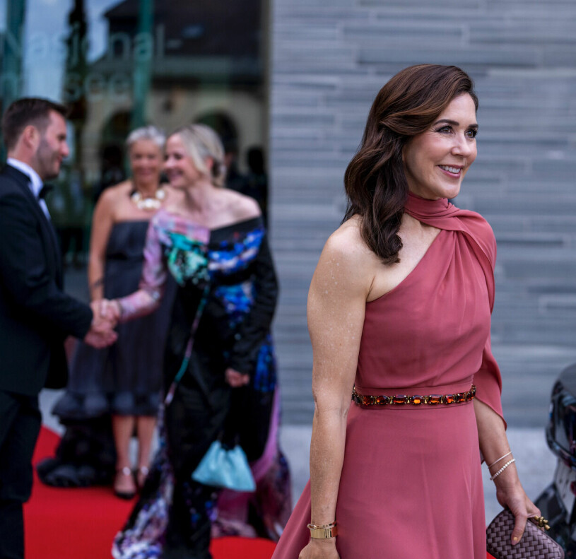 Skärp med färgade stenar och aftonväska från Bottega Veneta. Kronprinsessan Mary i Oslo