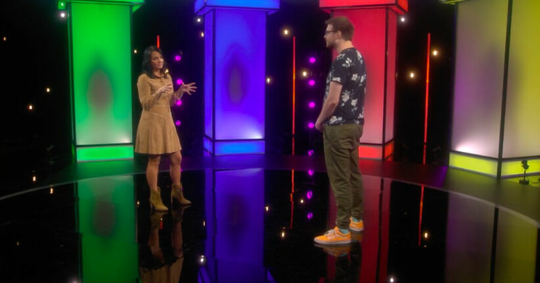 I boxarna bakom Sofia Wistam och Alexander väntar fem nakna personer! Naked Attraction Sverige