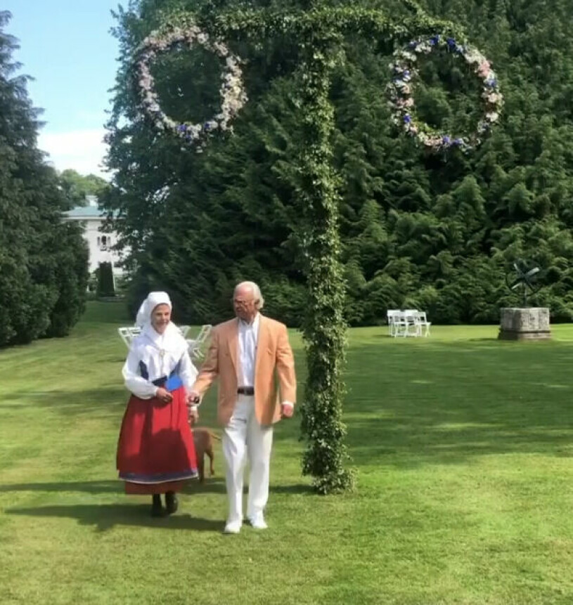 Kungen och drottningen framför midsommarstången på Solliden 2020. Kungen och drottningen framför midsommarstången på Solliden